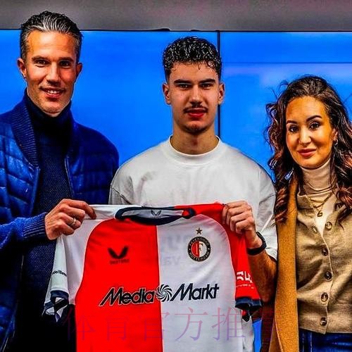 3万人见证!42岁范佩西执教 19岁儿子首秀:1米86踢中锋 3万人见证!42岁范佩西执教 19岁儿子首秀:1米86踢中锋