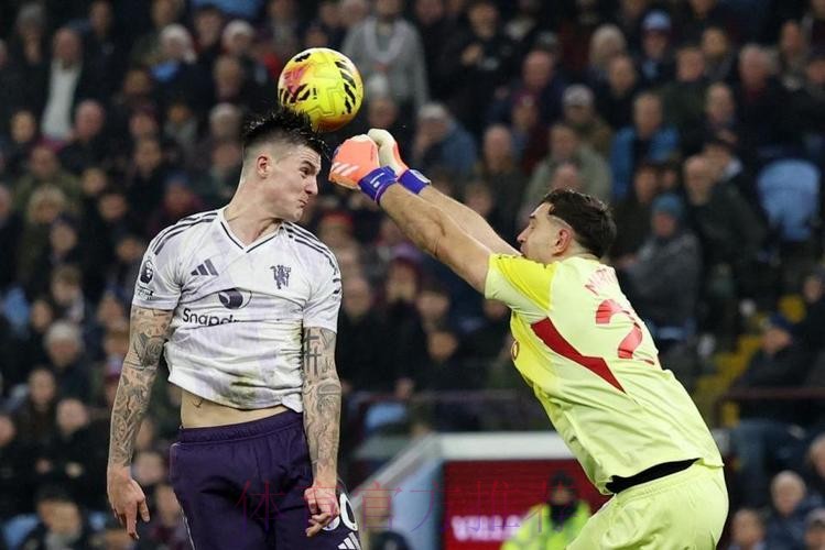 8500万打水漂？曼联新援2分钟离谱2失单刀！队友气炸，近3个月0球